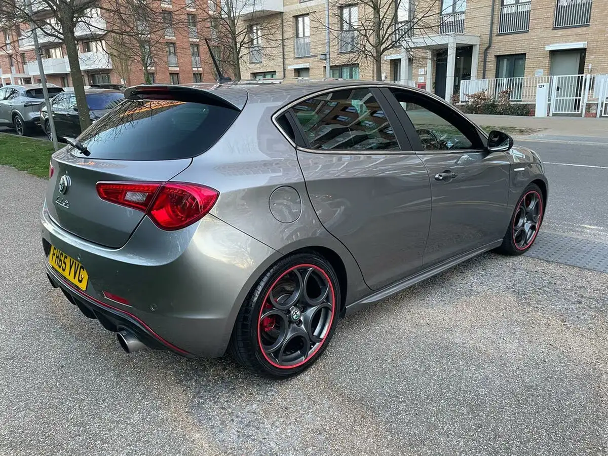 2016-alfa-romeo-giulietta-17-quadrifoglio-verde-big-27