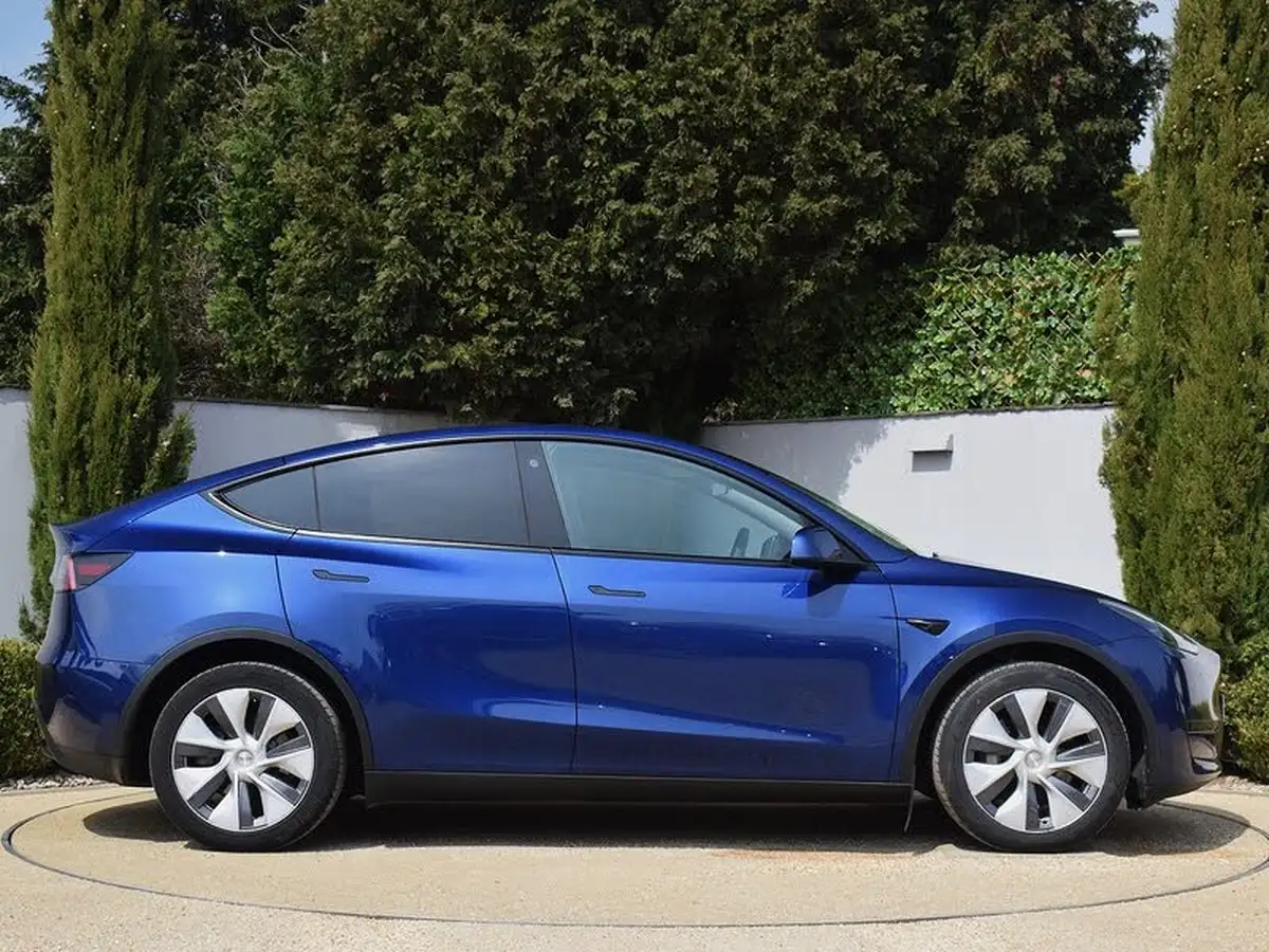 2022-tesla-model-y-e-long-range-big-3