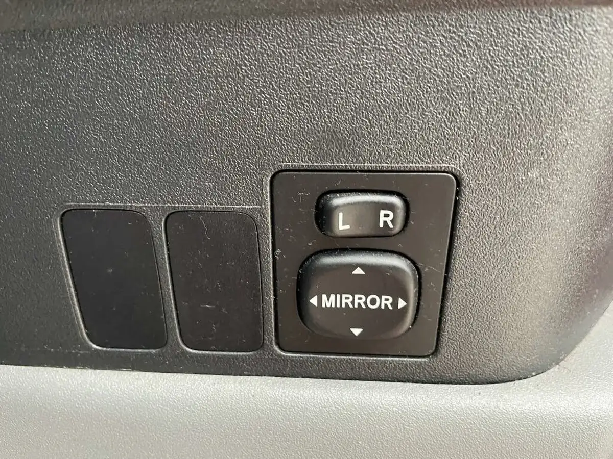 2008-daihatsu-sirion-13-se-big-40