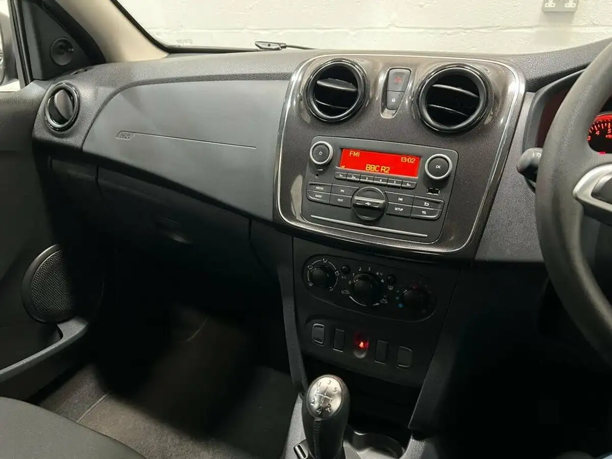 2020-dacia-sandero-10-sce-essential-big-22