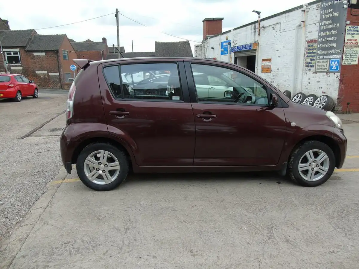 2009-daihatsu-sirion-13-se-auto-big-7