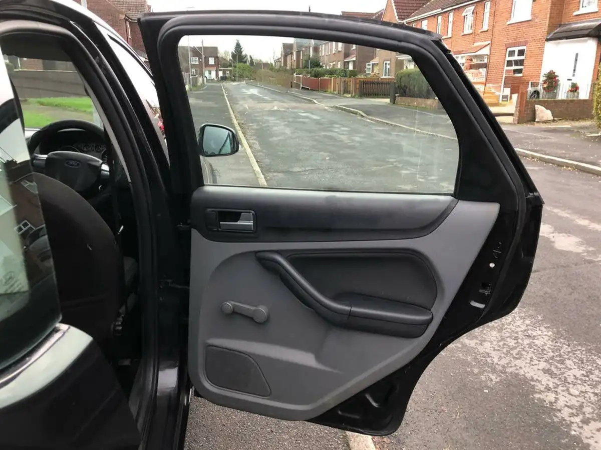 2009-ford-focus-16-zetec-hatchback-5d-big-23