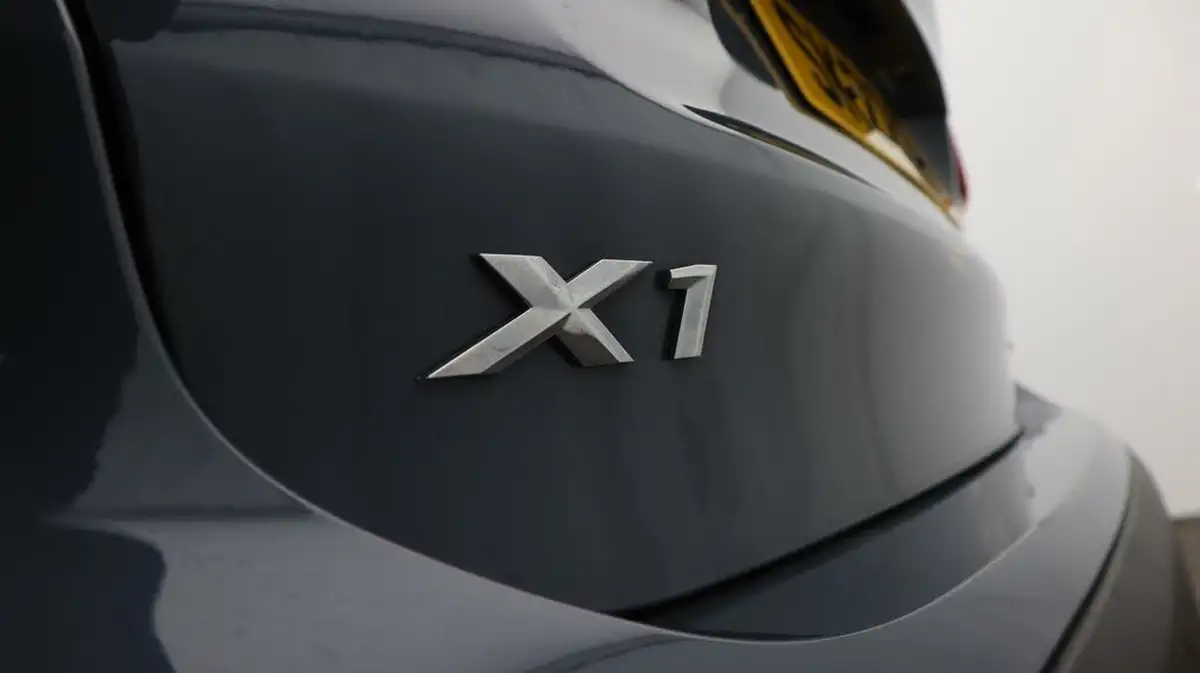 2021-bmw-x1-15-sdrive18i-xline-big-21