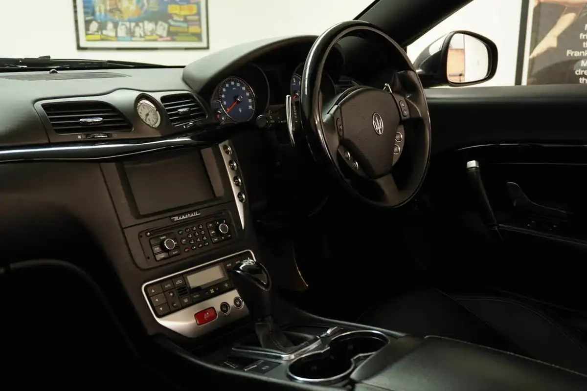 2010-maserati-grancabrio-47-big-9
