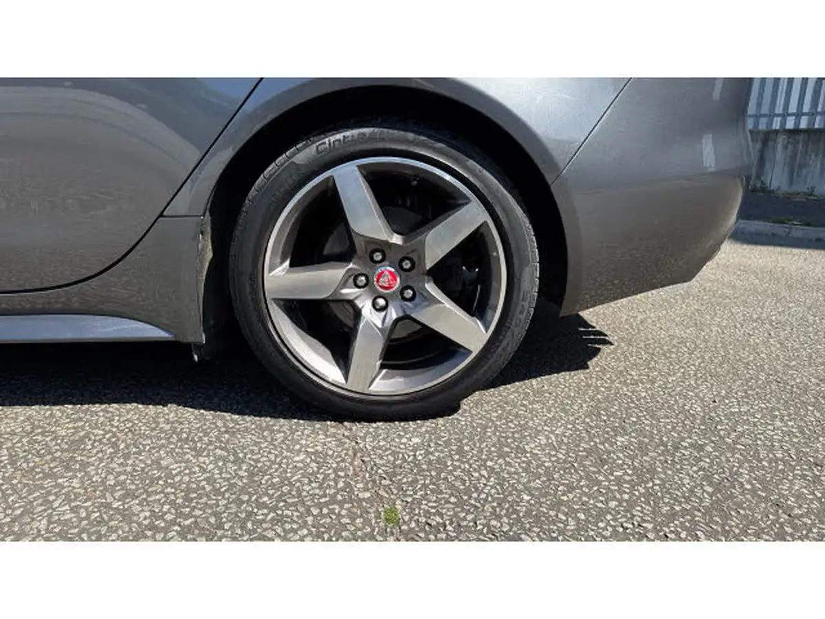 2019-jaguar-xe-20d-r-sport-180ps-auto-big-35
