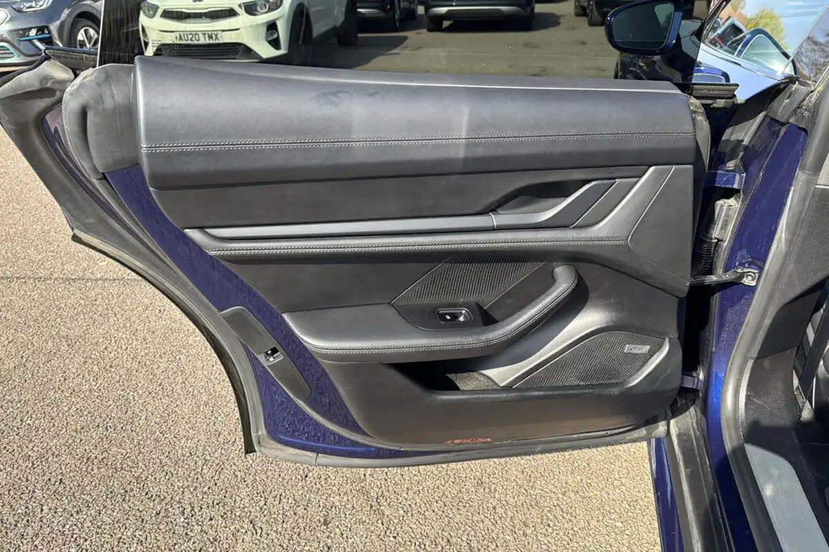 2020-porsche-taycan-e-turbo-big-34