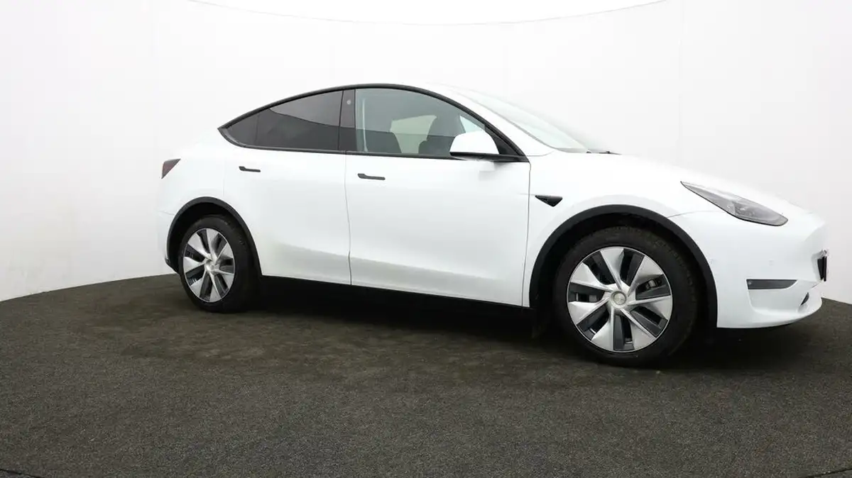 2022-tesla-model-y-e-long-range-big-38