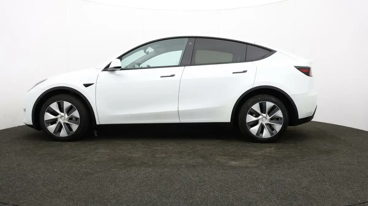 2022-tesla-model-y-e-long-range-big-62