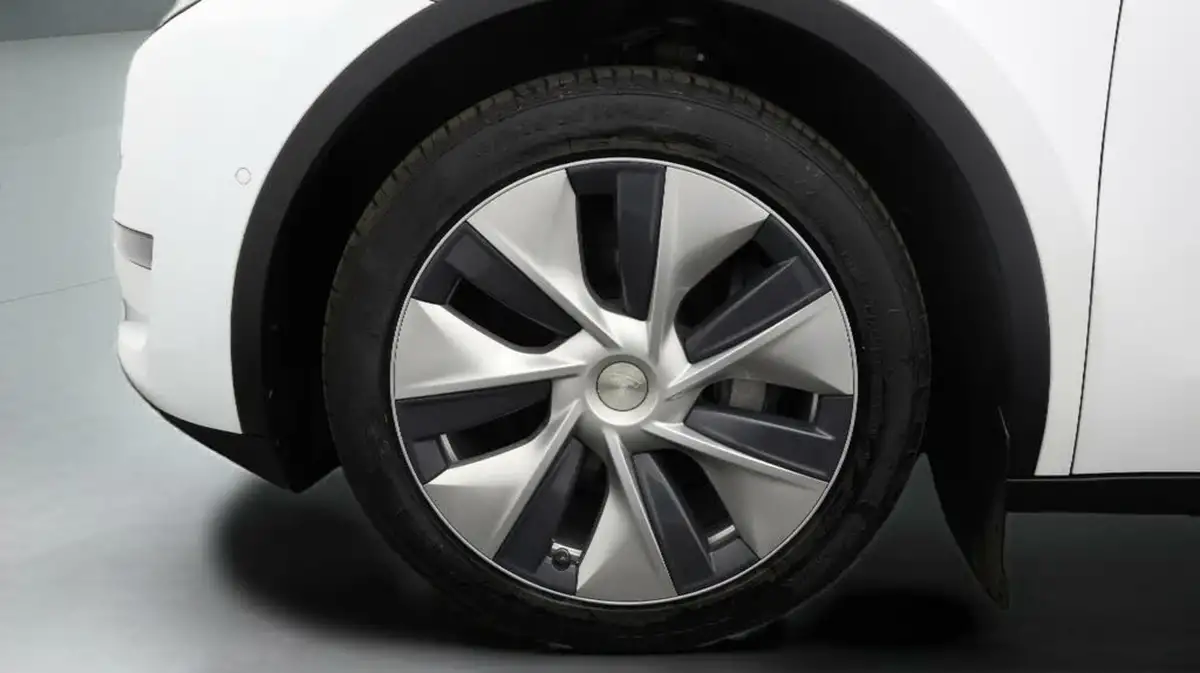2022-tesla-model-y-e-long-range-big-17