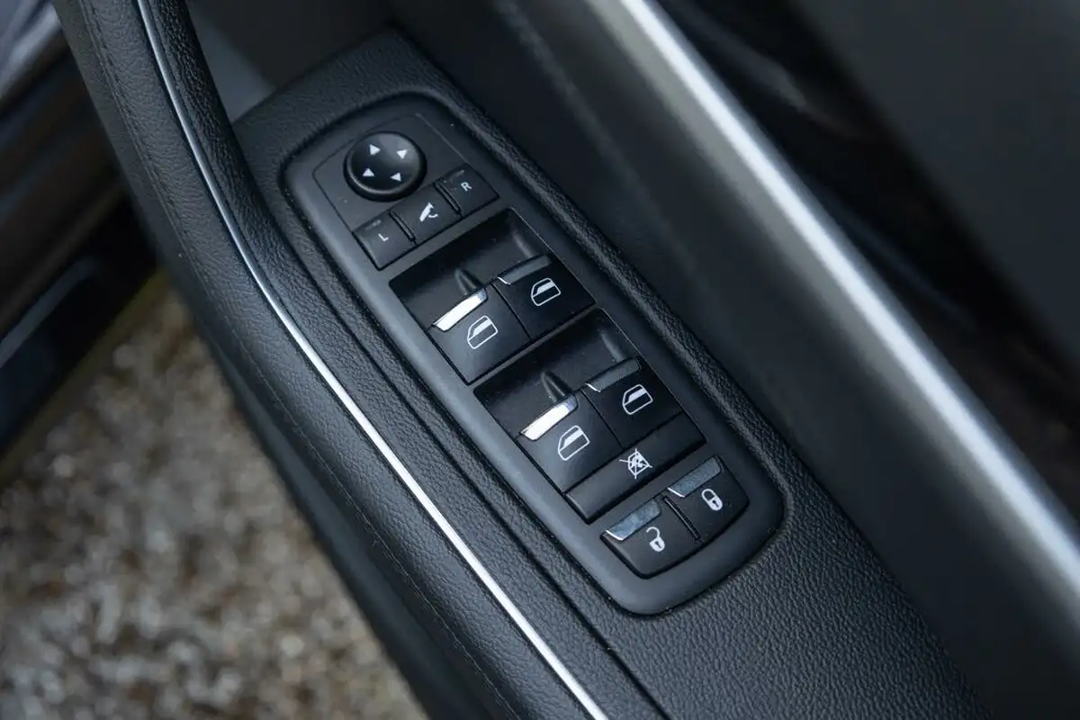 2021-maserati-levante-30-gransport-big-48