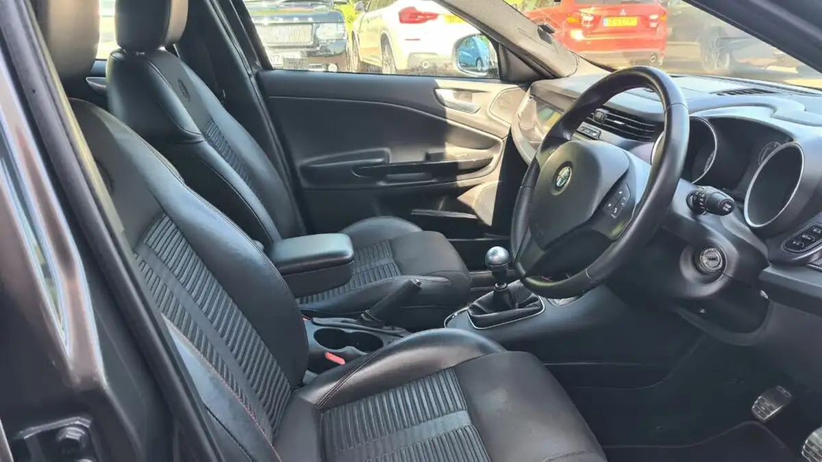 2011-alfa-romeo-giulietta-14-veloce-multiair-170bhp-big-13