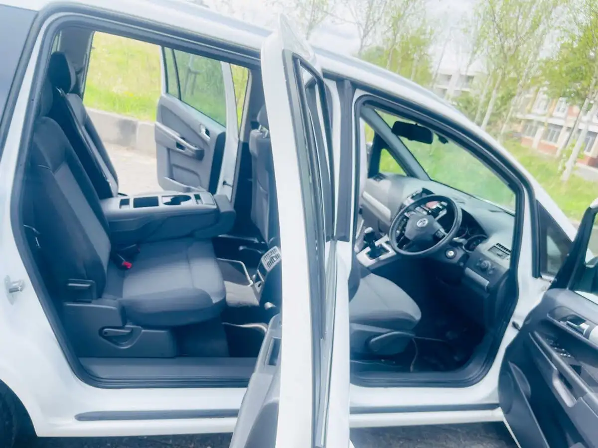 2012-vauxhall-zafira-18-design-140ps-big-16