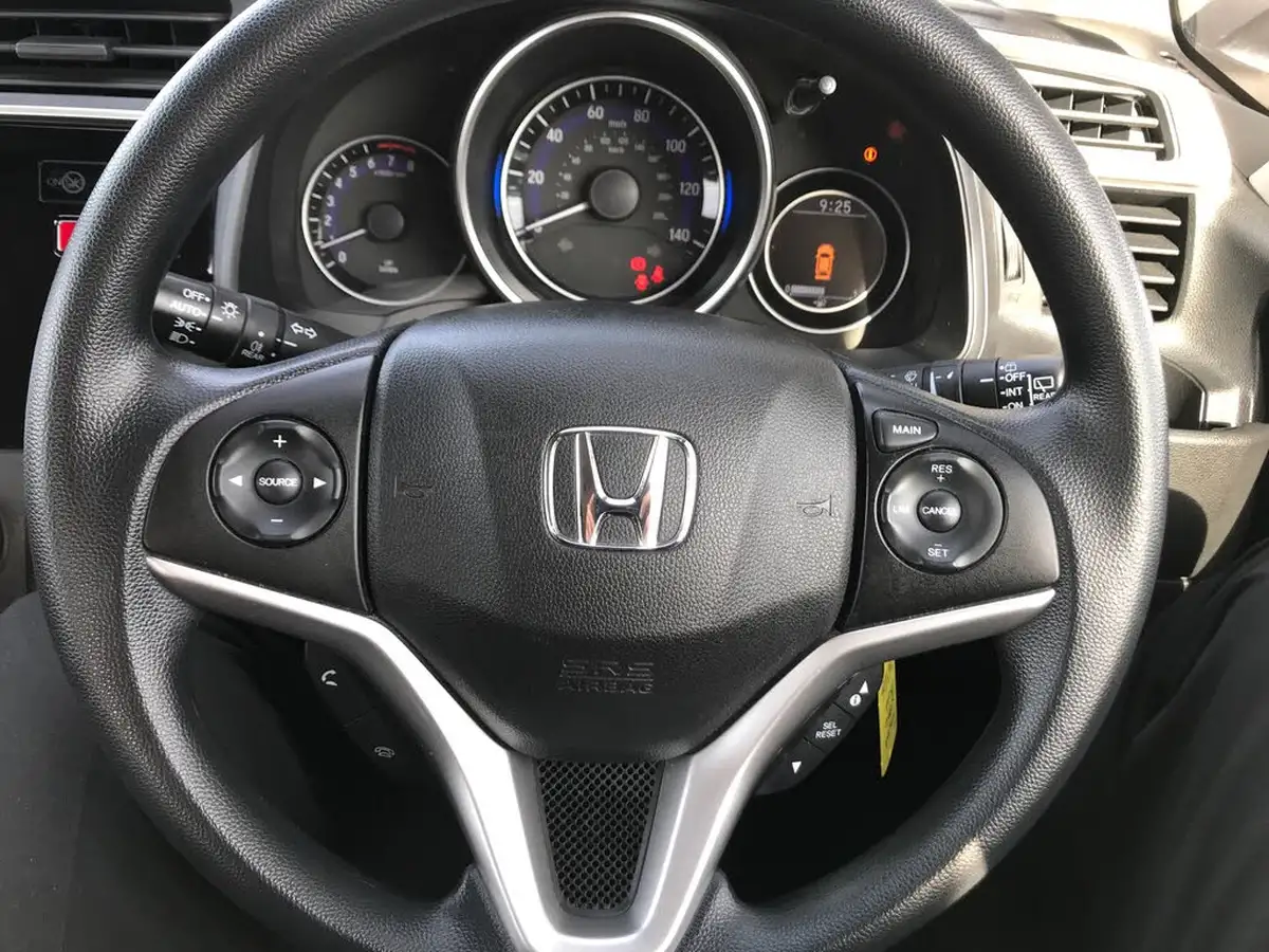 2015-honda-jazz-13-i-vtec-s-big-21