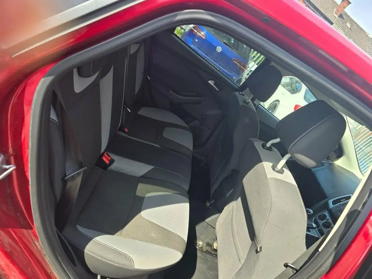 2013-ford-focus-10-zetec-s-hatchback-big-8
