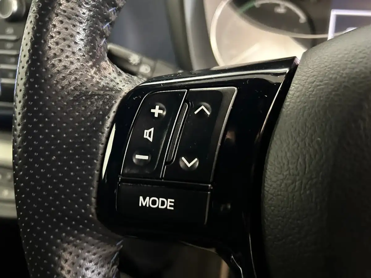2017-toyota-yaris-15-vvt-i-yellow-bi-tone-limited-edition-hybrid-big-23