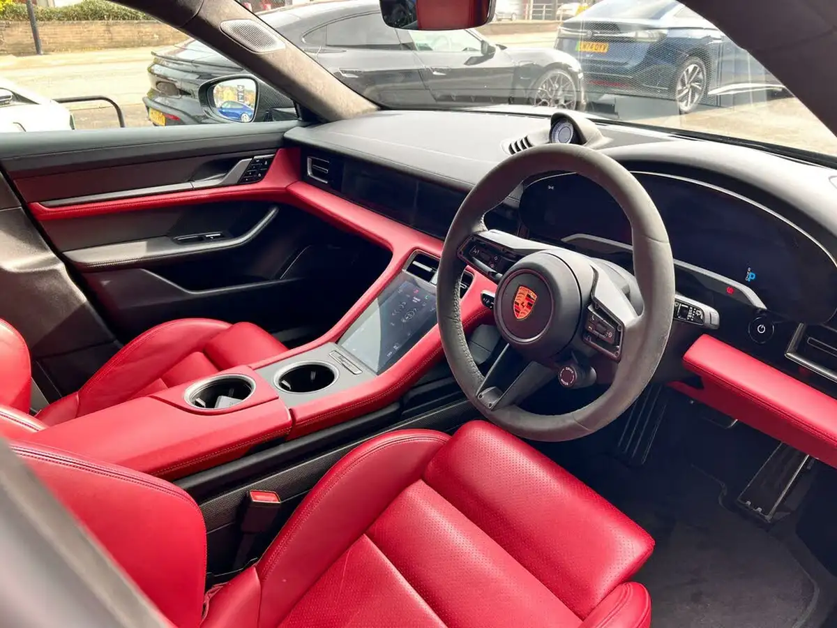 2021-porsche-taycan-e-turbo-s-cross-turismo-big-10