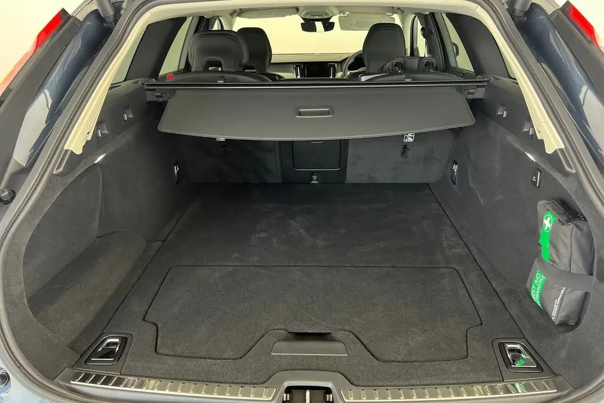 2024-volvo-v90-20-t6-r-design-big-7
