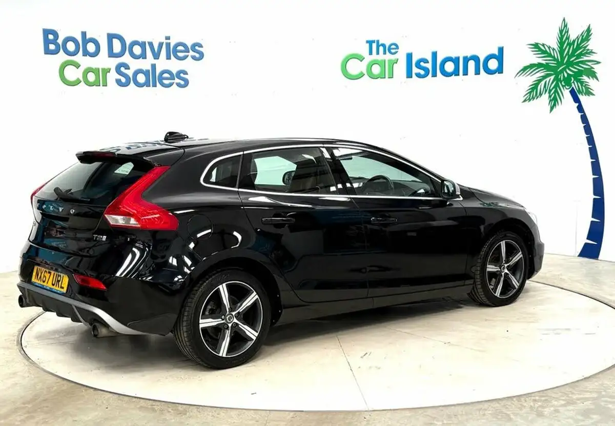 2017-volvo-v40-20-t2-r-design-big-8