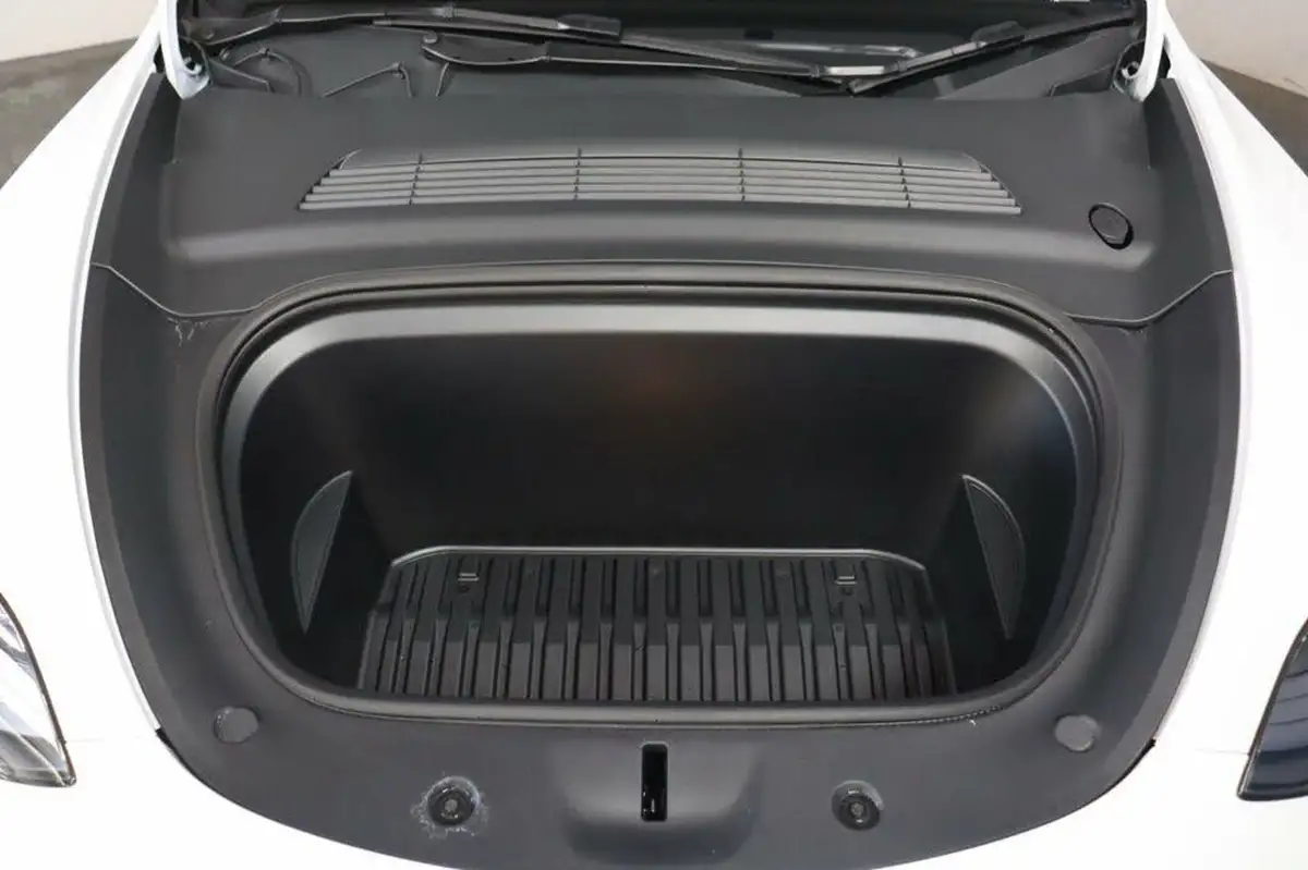2024-tesla-model-y-e-rwd-big-16