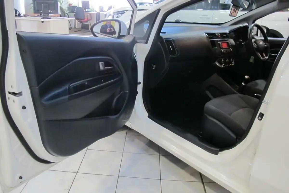 2012-kia-rio-125-2-5d-big-32
