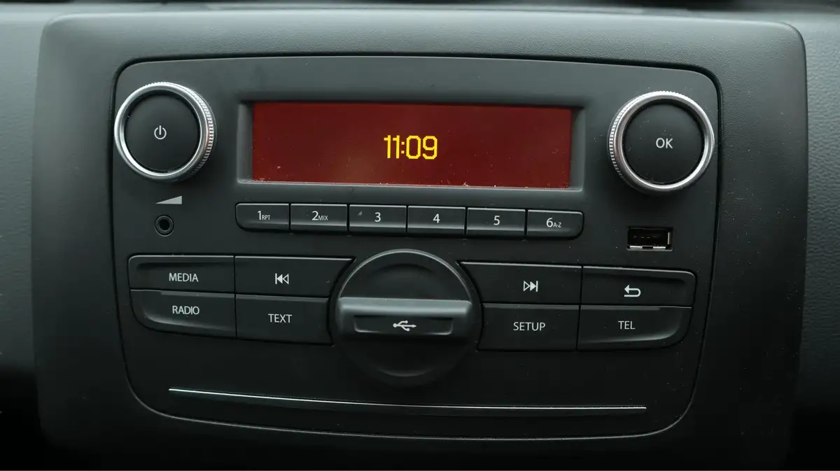 2021-dacia-duster-10-tce-essential-100bhp-bi-fuel-station-wagon-5d-big-11