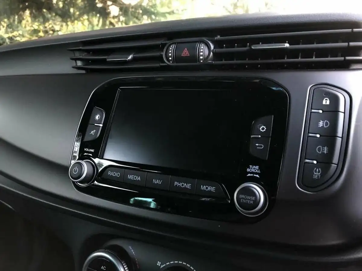 2015-alfa-romeo-giulietta-14-tb-qv-line-big-12