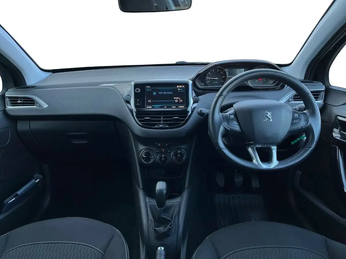 2018-peugeot-208-12-puretech-black-edition-big-5