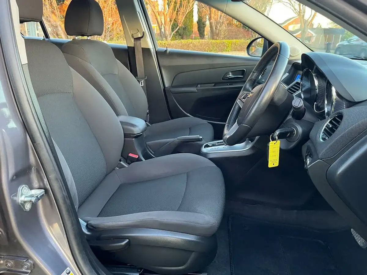 2012-chevrolet-cruze-18-ltz-auto-big-13