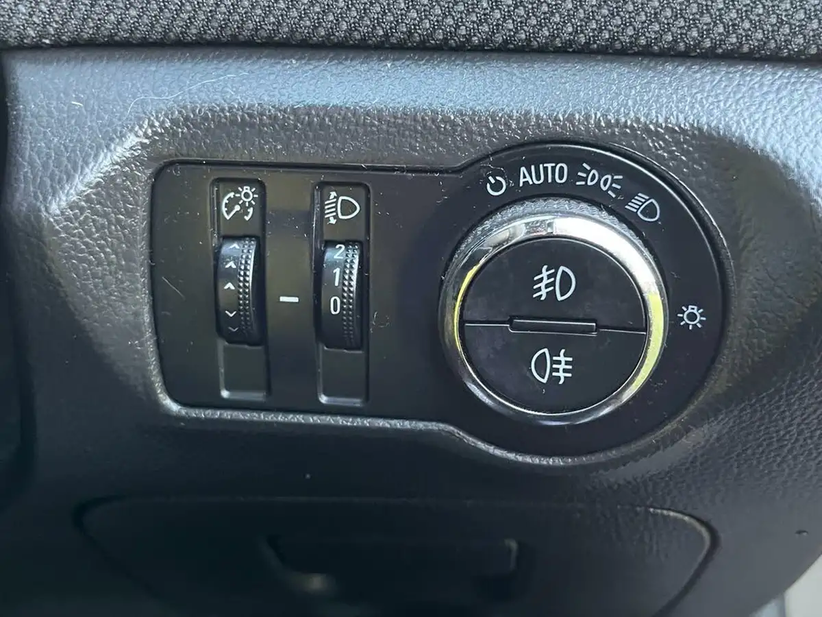 2012-chevrolet-cruze-18-ltz-auto-big-37