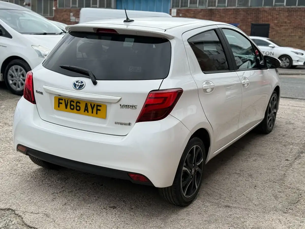 2016-toyota-yaris-15-vvt-i-design-bi-tone-hybrid-big-6