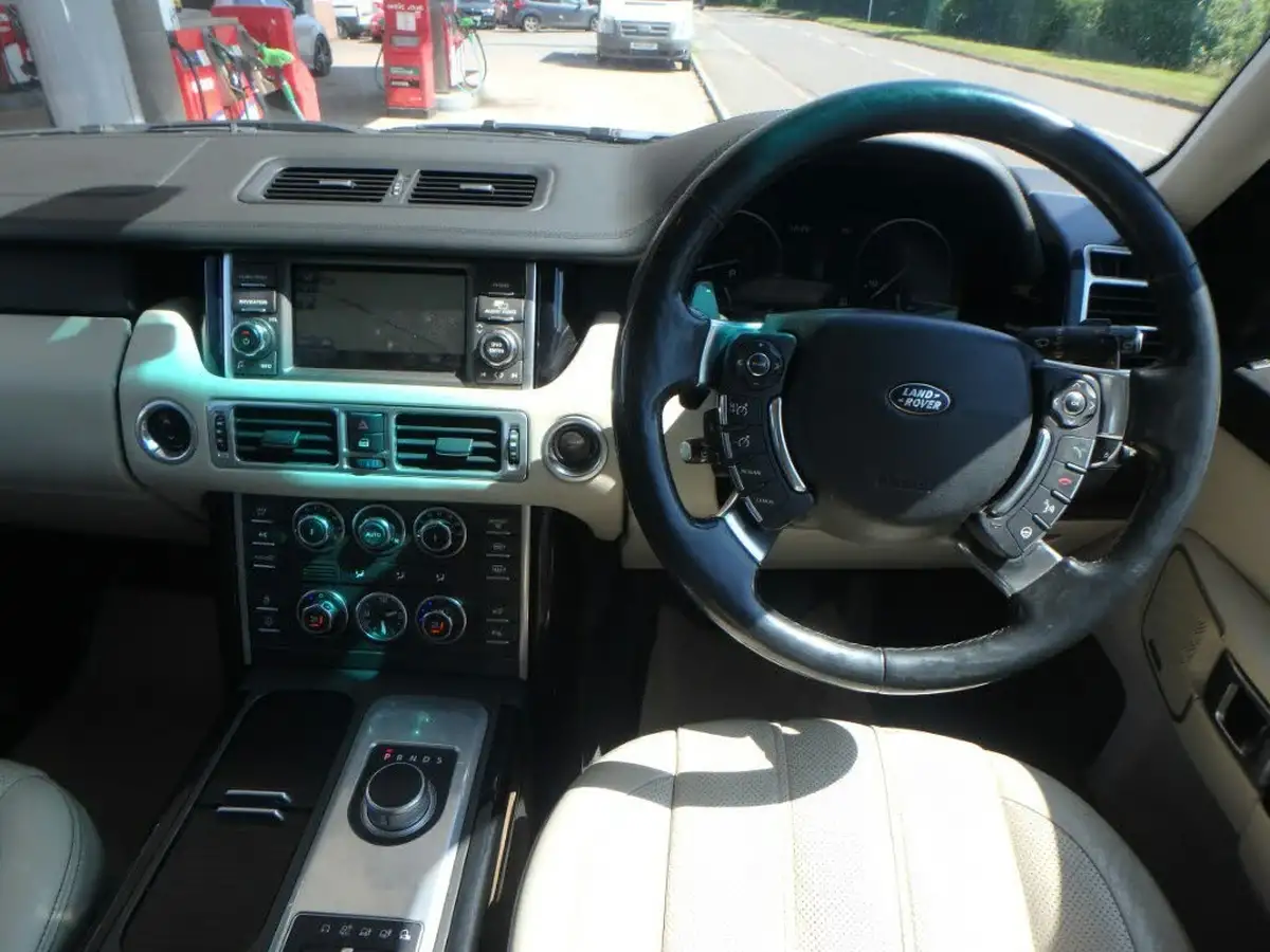 2011-land-rover-range-rover-44td-vogue-se-big-17