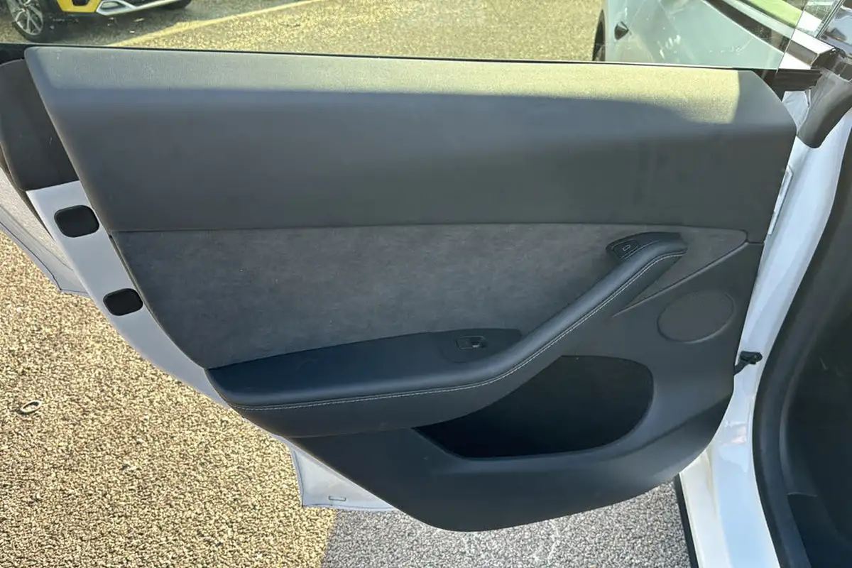 2022-tesla-model-y-e-long-range-big-39