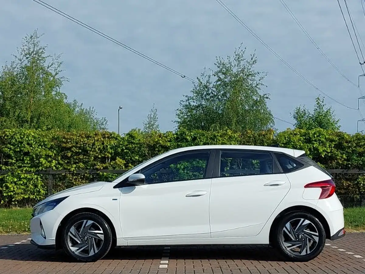 2022-hyundai-i20-10-t-gdi-se-connect-dct-big-3