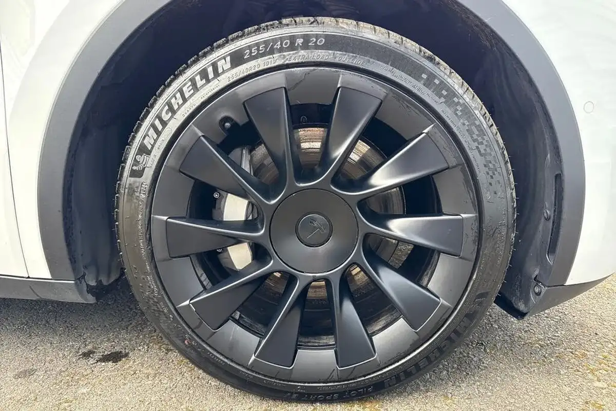 2022-tesla-model-y-e-long-range-big-12