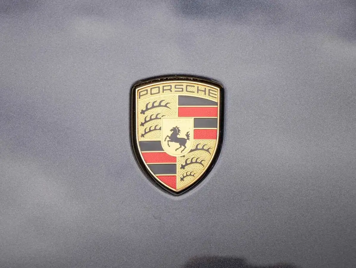 2020-porsche-taycan-e-turbo-s-big-34