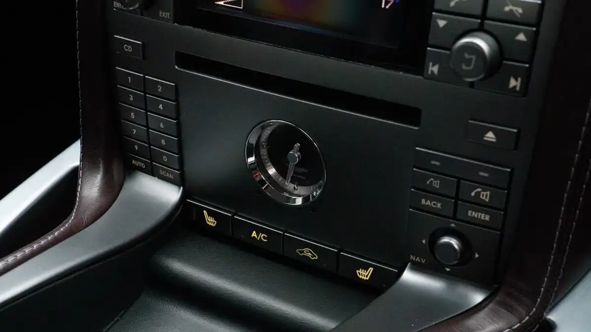 2007-aston-martin-vanquish-59-big-17