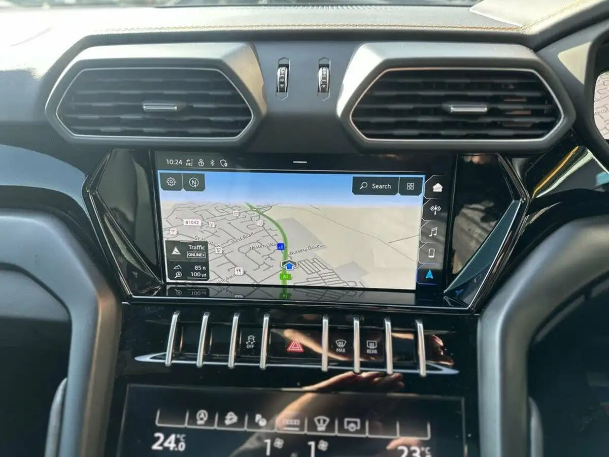 2022-lamborghini-urus-40-no-trim-big-23
