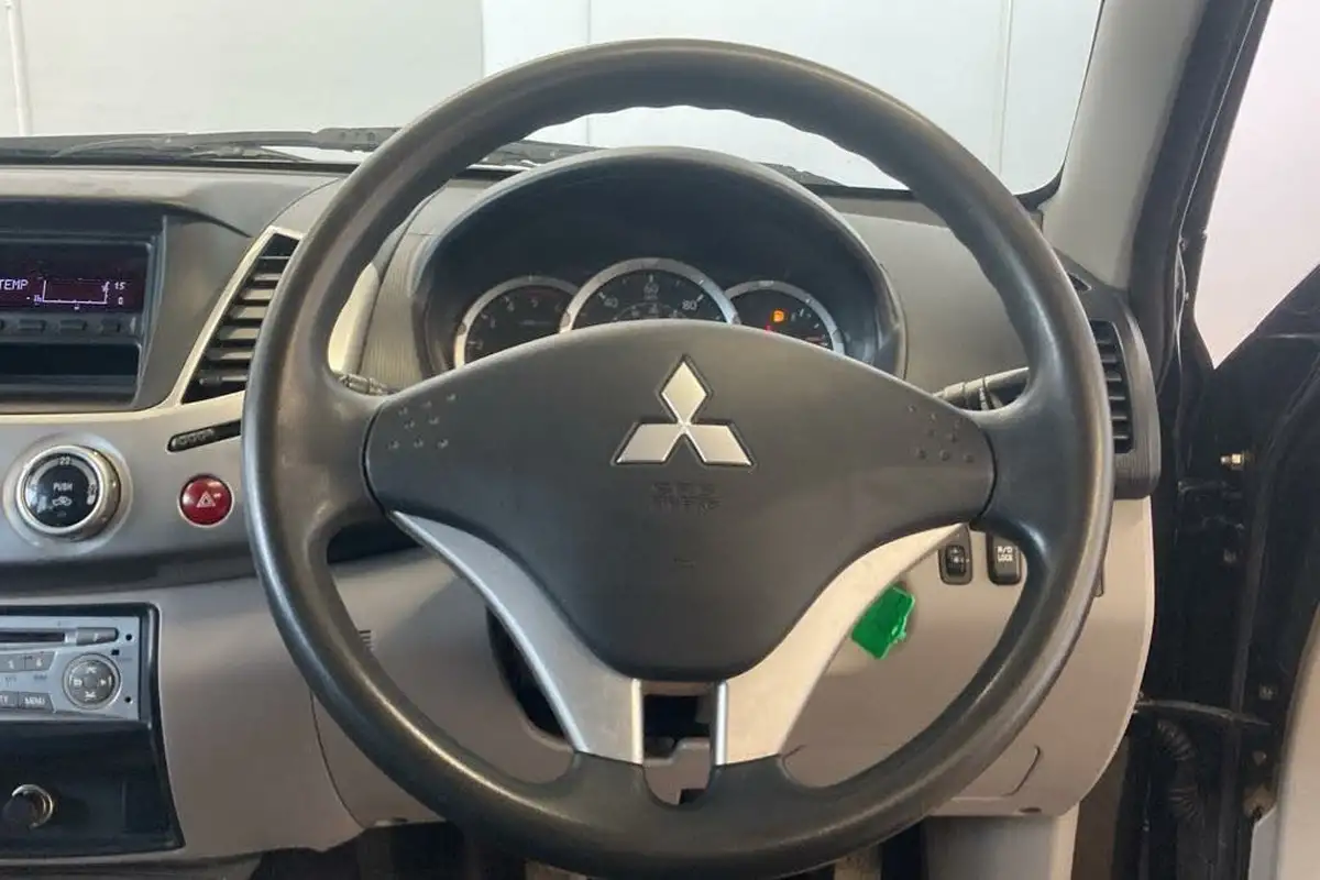 2013-mitsubishi-l200-25td-trojan-big-9