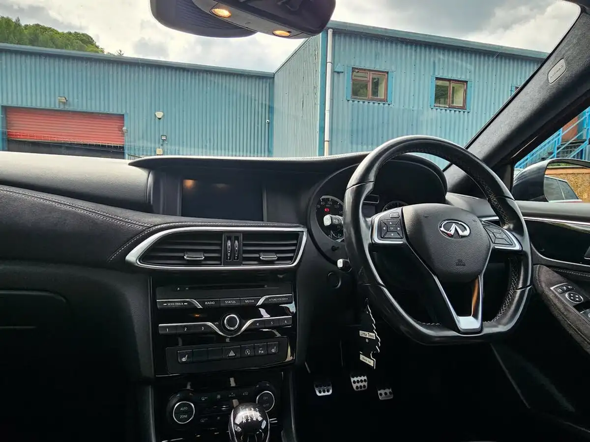 2016-infiniti-q30-15d-sport-big-12