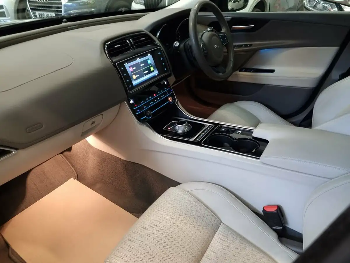 2015-jaguar-xe-20td-portfolio-180ps-auto-big-10