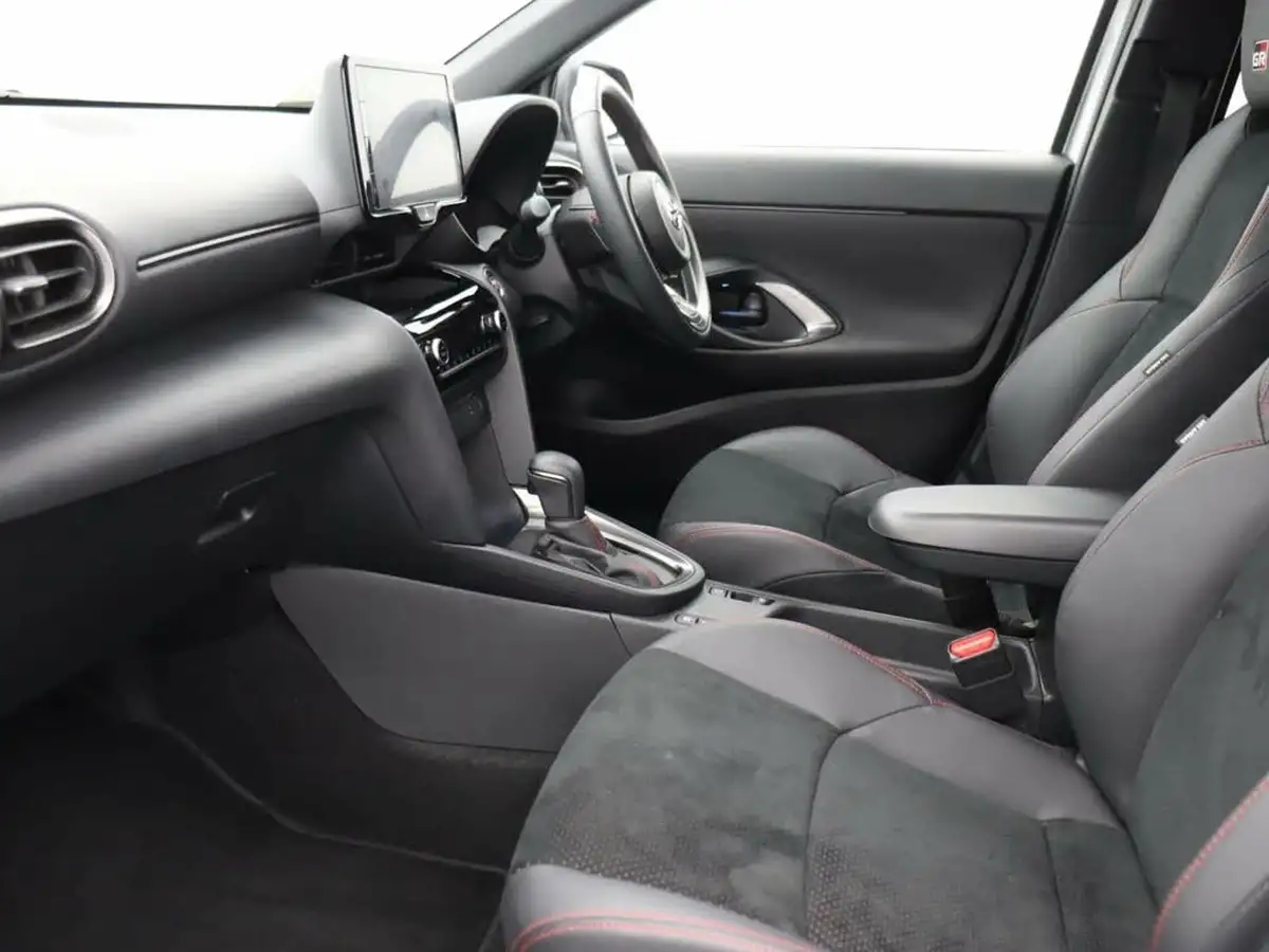2023-toyota-yaris-cross-15-vvt-i-gr-sport-big-31