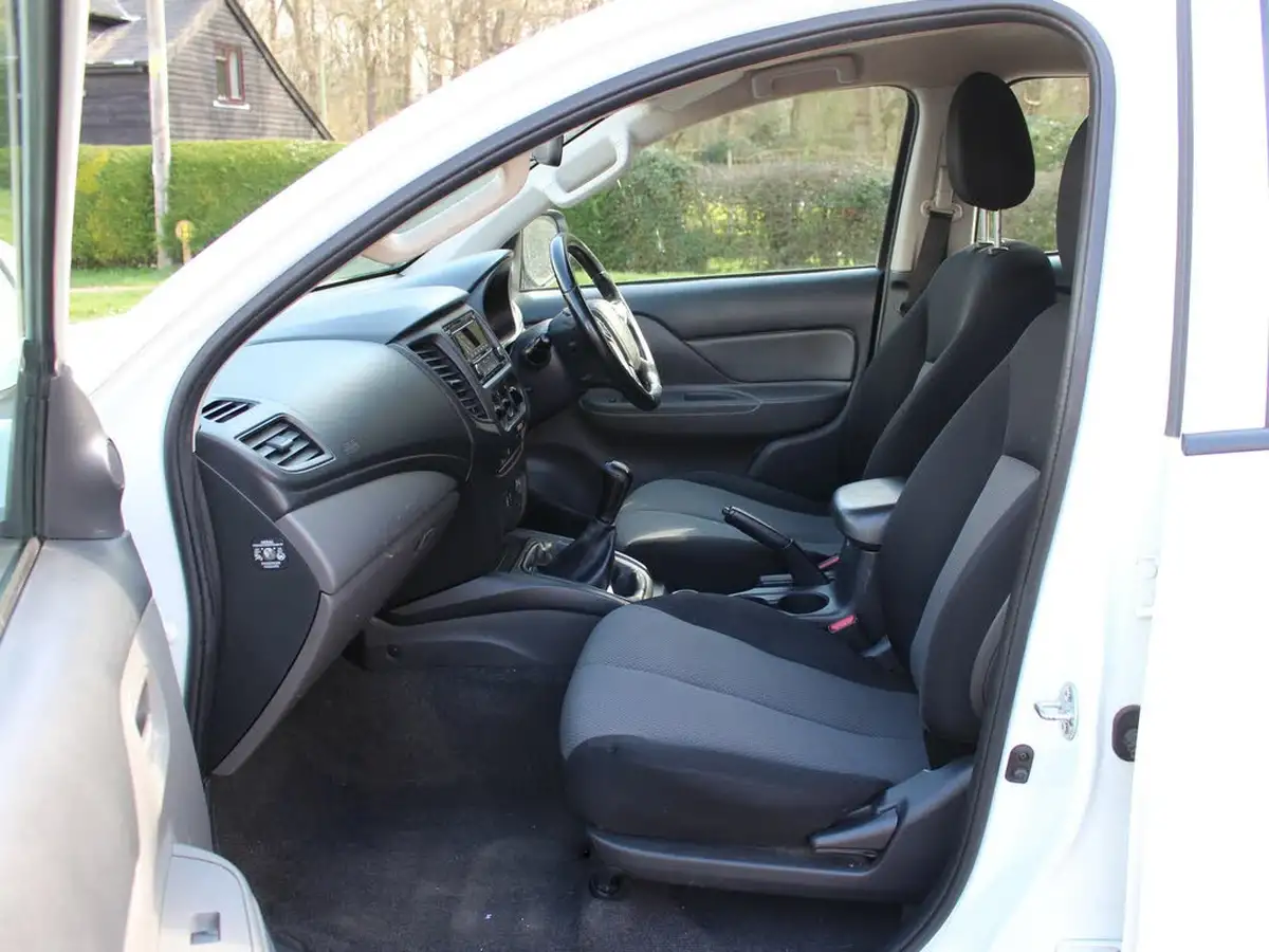2019-mitsubishi-l200-24di-d-4life-eu6b-double-pickup-big-3
