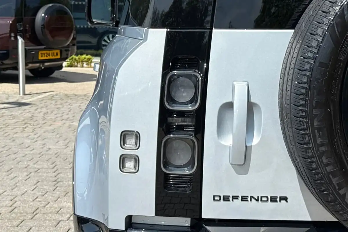 2023-land-rover-90-defender-30-d300-x-big-26