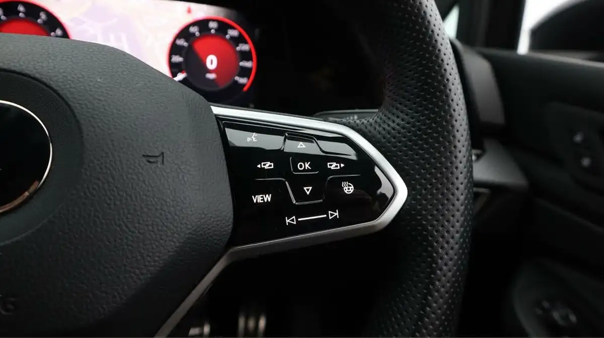 2022-volkswagen-golf-15-tsi-r-line-130ps-hatchback-big-27