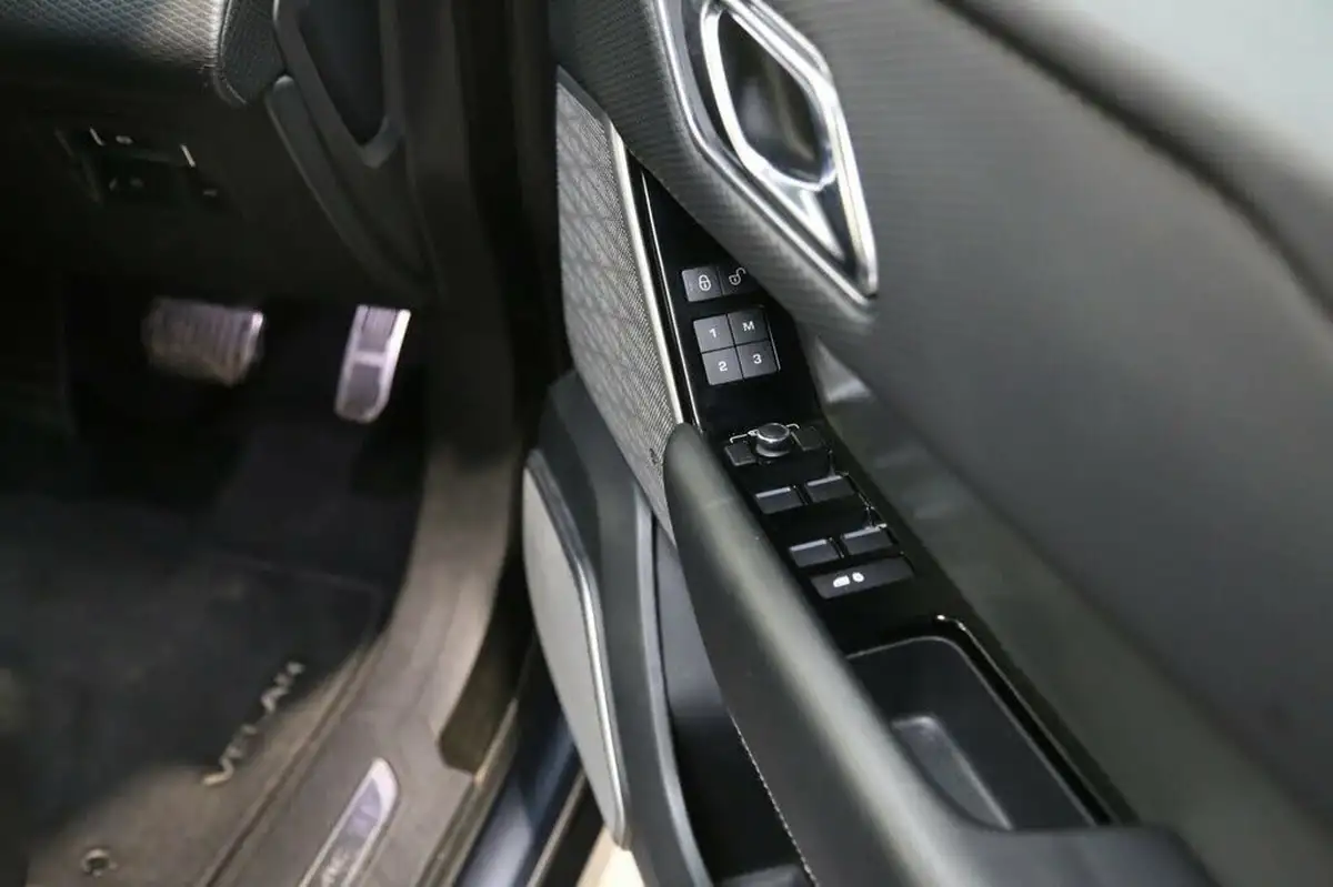 2018-land-rover-range-rover-velar-20-d240-r-dynamic-se-big-33