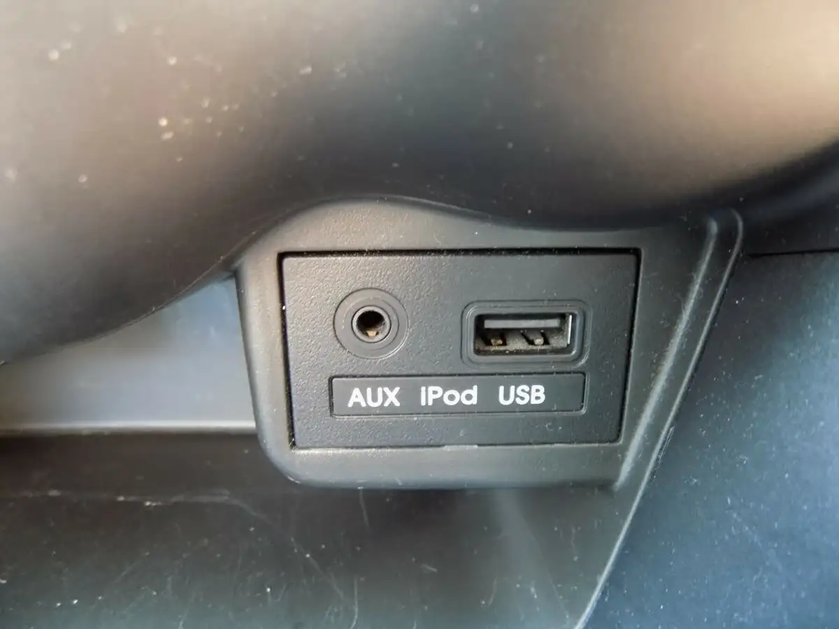 2011-hyundai-i10-12-active-big-29