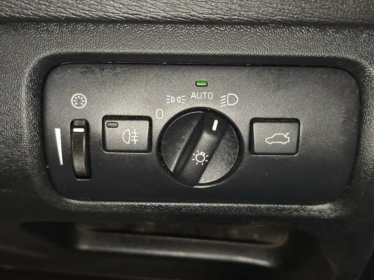 2015-volvo-v40-16td-d2-cross-country-lux-powershift-big-24