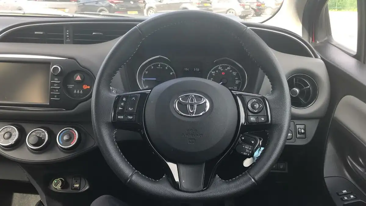 2018-toyota-yaris-15-vvt-i-icon-tech-111bhp-1496cc-big-5