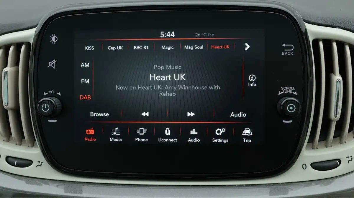 2020-fiat-500-10-lounge-big-11