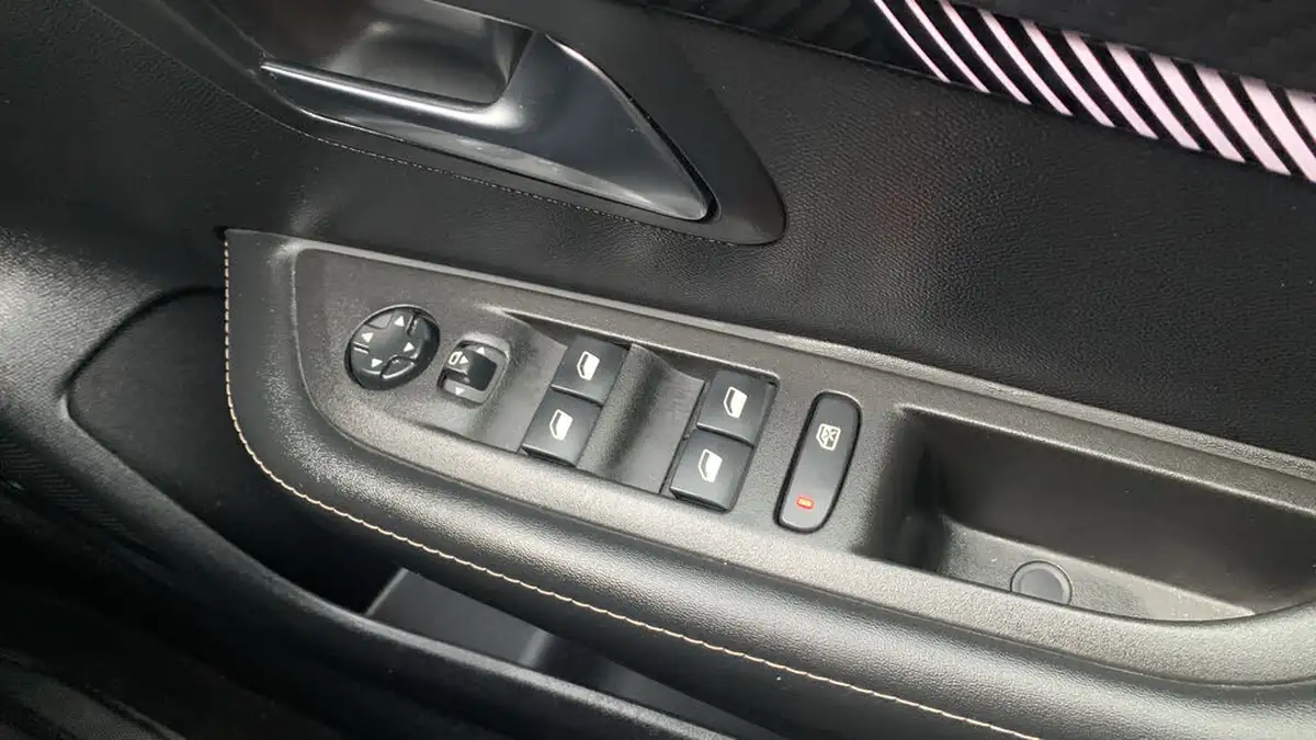 2025-peugeot-208-12-puretech-allure-big-21